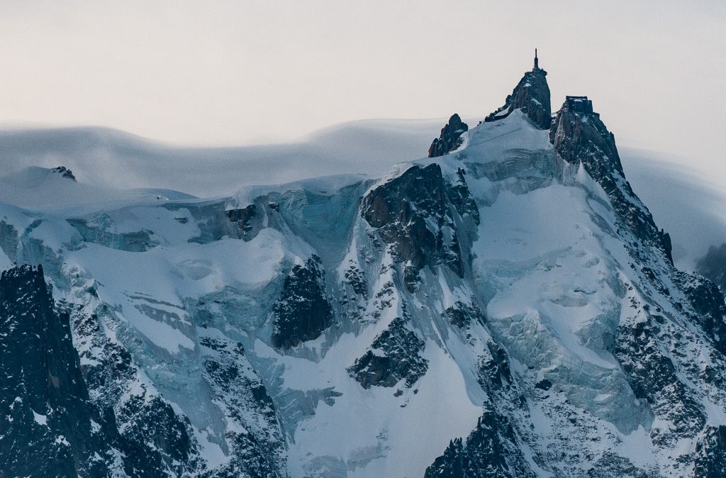 Besneeuwde bergtoppen van de Pyreneeën met het observatorium van Pic du Midi