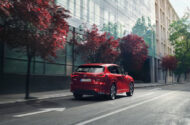 Zijaanzicht van de vernieuwde Mazda CX-60 in de kleur Soul Red Crystal.