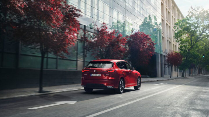 Zijaanzicht van de vernieuwde Mazda CX-60 in de kleur Soul Red Crystal.