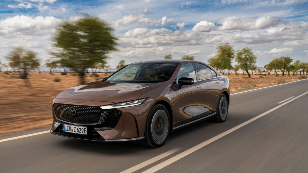 Mazda6e in Melting Copper